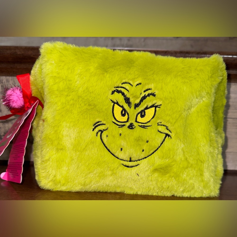 ✅ Super Cute 🥰 Grinchy Wash Bag Set - NEW